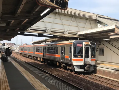快速みえ、駅に停車