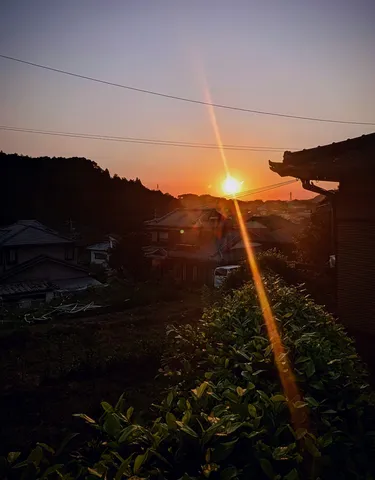 夕暮れの光芒と静かな町