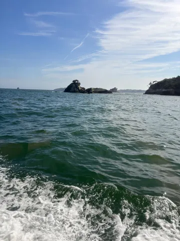 青い空と波打ち際、穏やかな海辺の風景