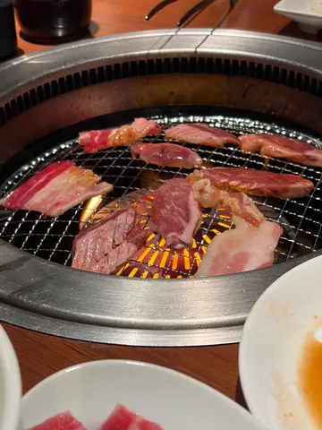 炎を纏う、豪快焼肉タイム