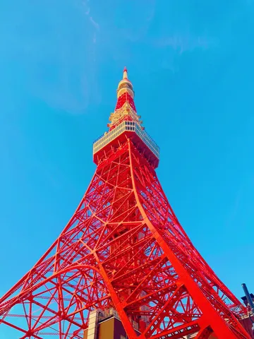 空へ伸びる赤い鉄塔