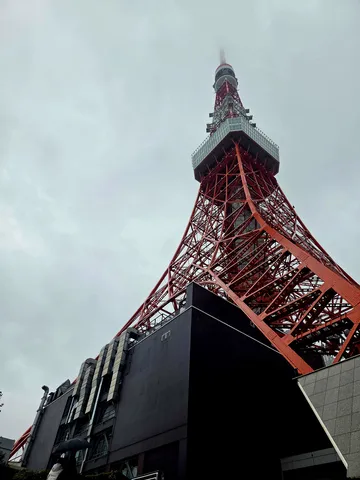 天空へ伸びる赤き塔