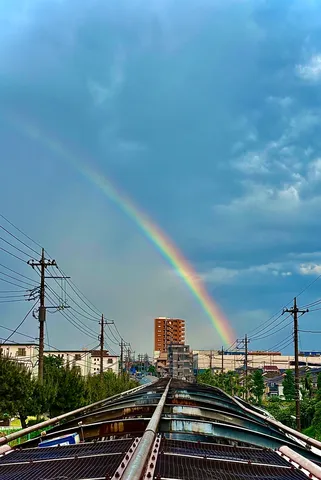 虹と線路の街角風景