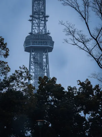 霧の中から現れる鉄塔の秘密基地
