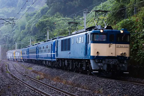 雨粒と疾走する青い鉄塊