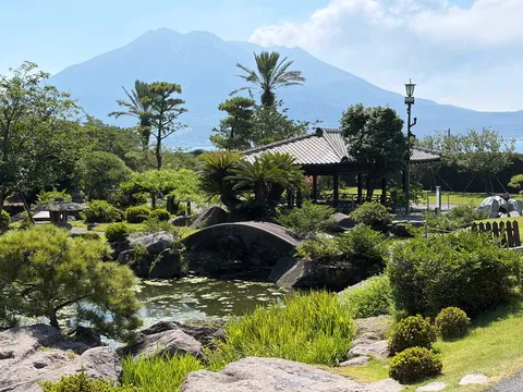 緑深き庭園と雄大な山
