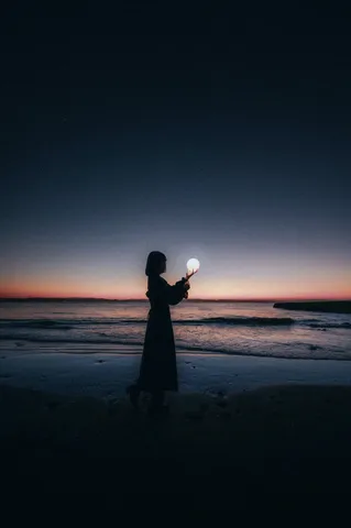 黄昏時、手にした光の玉