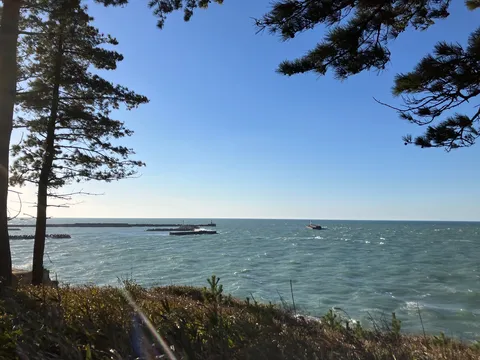 波と風に揺れる静かな海