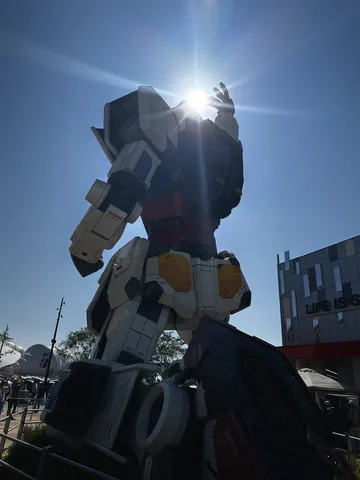 太陽を掴む巨像