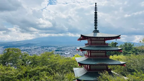 悠久の塔と望む富士の街