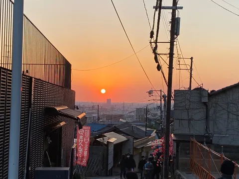 橙に染まる街と人影