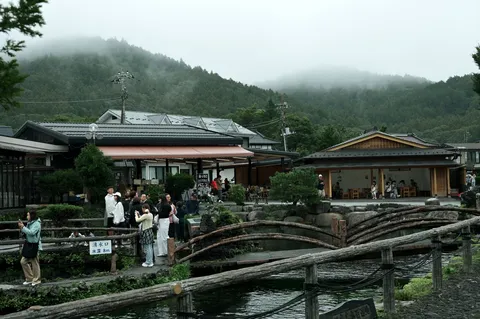 霧の中の温かい集落風景