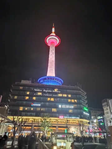 夜空に輝く京都タワー