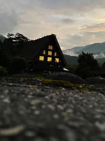夕暮れ時の幻想的な古民家