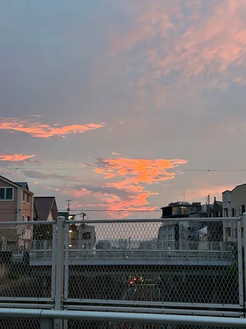 夕焼けに染まる空と街並み
