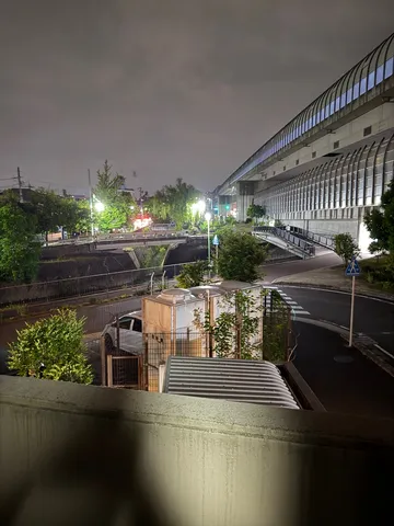 夜を包む高架下の静寂