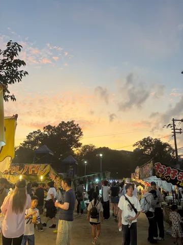 夕暮れ縁日、人々の灯り