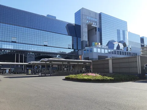 未来都市みたいな駅前広場