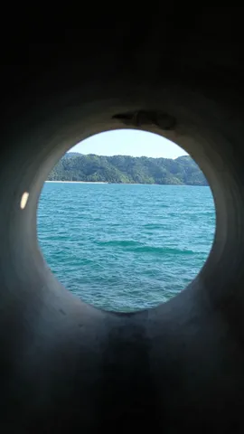 トンネルの向こうは青い海