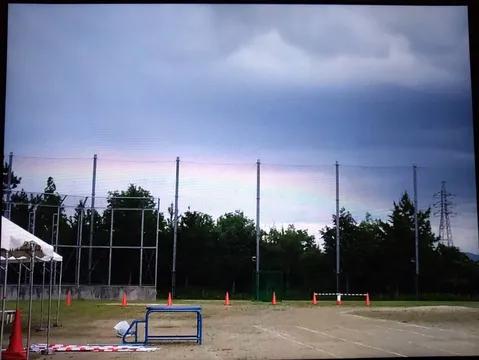 グラウンドの曇り空