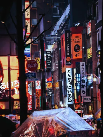 ネオンきらめく夜の街角