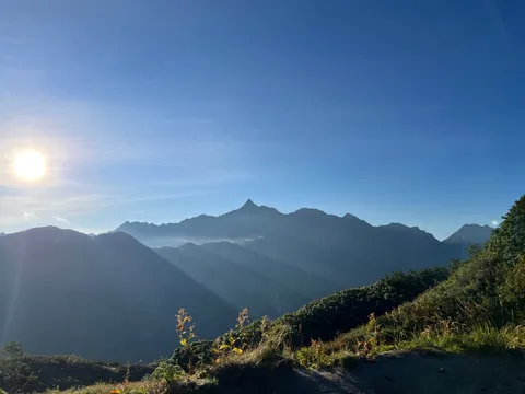 朝日に染まる山脈のシルエット