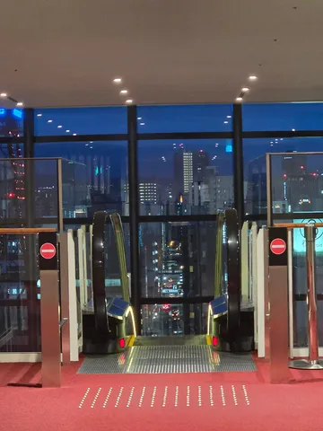都会の夜景を彩るエスカレーター