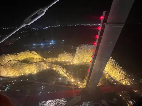 夜空に浮かぶ黄金の軌跡