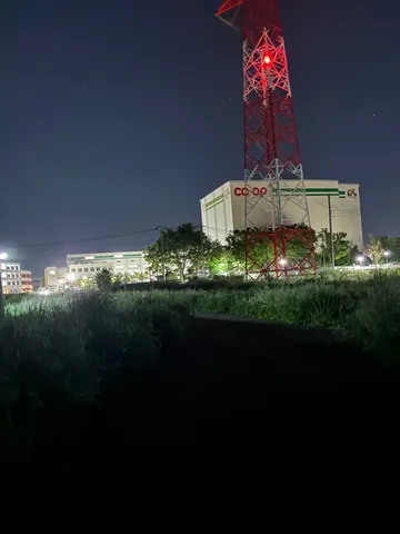 夜空を彩る灯台、COOPの倉庫