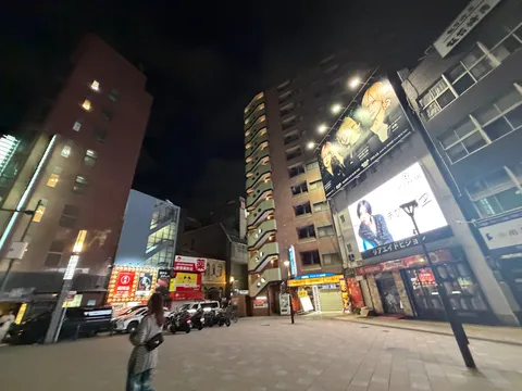 夜の街角に灯る広告の呼吸