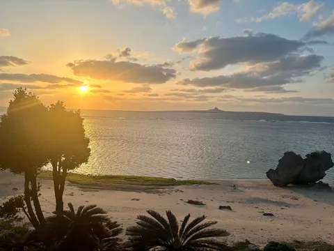 夕映えの海と静かな岩