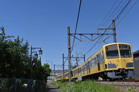夏空の下、黄色い電車が駆け抜ける