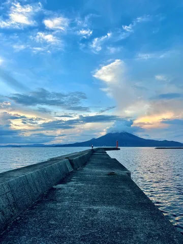 凪いだ海へ続く一本道