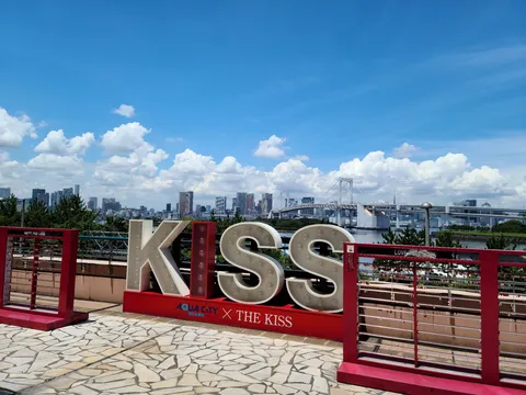 輝くKISSと東京湾の絶景