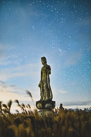 星降る夜、静寂の観音像