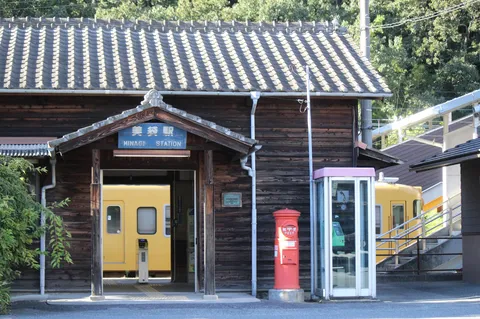 昭和レトロな駅舎と黄色い電車