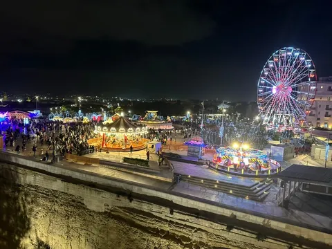 夜空に輝く遊園地の賑わい
