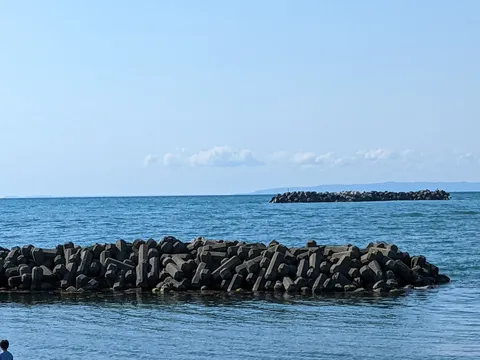 青と石の静かな潮騒