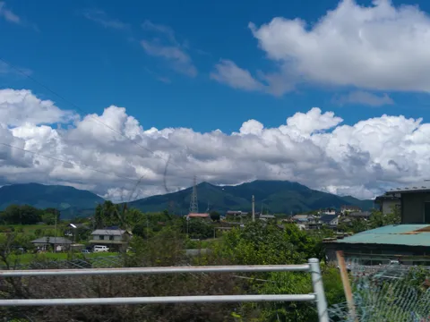 夏雲と山里の風景