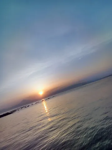 夕日が誘う、静かな海辺