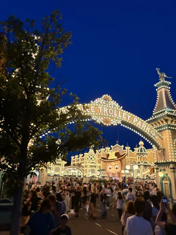 夜の賑わい、光と影のファンタジー