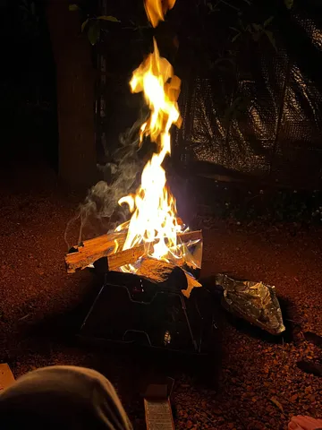 夜の焚き火の熱気