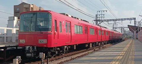 プラットホームに佇む真紅の車両