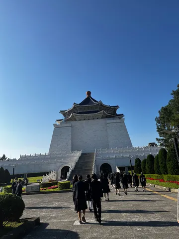 荘厳な建造物と整列する人々