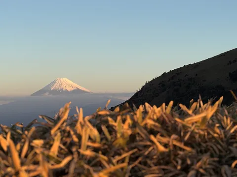 朝日に染まる雄大な山