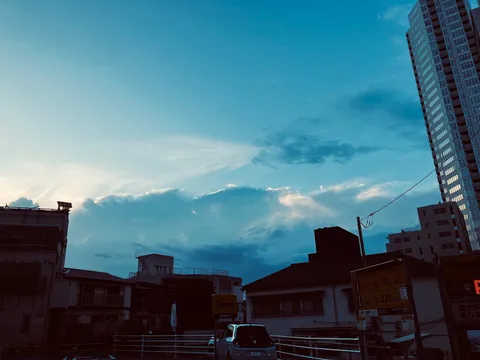 青と影の街並み