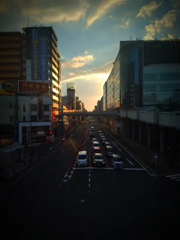 夕景の都会を走る光