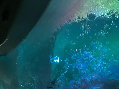 光と泡が織りなす水の世界