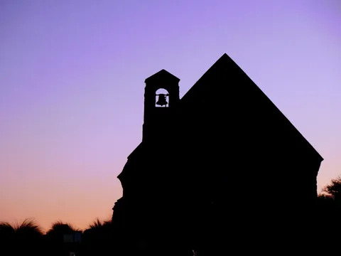 夕景に浮かぶ鐘の影