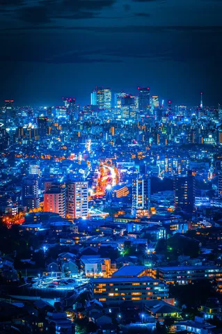 青に沈む夜の街